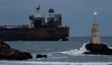 Rosyjski tankowiec z floty cieni uszkodzony przez atak ukraińskiego drona. W większości to stare rdzewiejące jednostki, których awaria może doprowadzić do katastrofy ekologicznej. Bułgaria, grudzień 2025. Zdj. Hristo Rusev/Getty Images