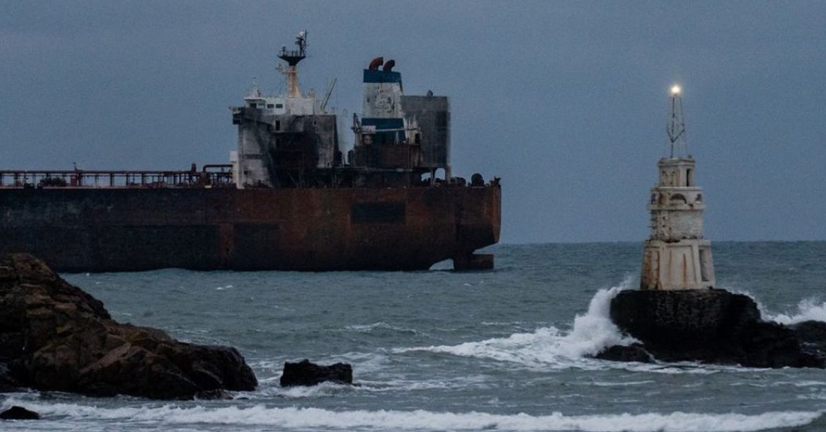 Rosyjski tankowiec z floty cieni uszkodzony przez atak ukraińskiego drona. W większości to stare rdzewiejące jednostki, których awaria może doprowadzić do katastrofy ekologicznej. Bułgaria, grudzień 2025. Zdj. Hristo Rusev/Getty Images