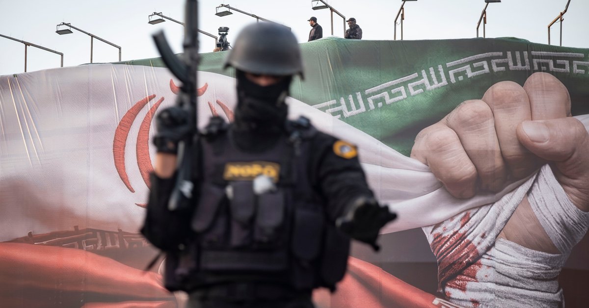 Uzbrojeni członkowie irańskich sił specjalnych policji w centrum Teheranu w Iranie, 12 stycznia 2026 r.