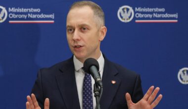 Wiceszef MON atakuje człowieka Nawrockiego. Mówi o "byciu na kolanach" - Onet