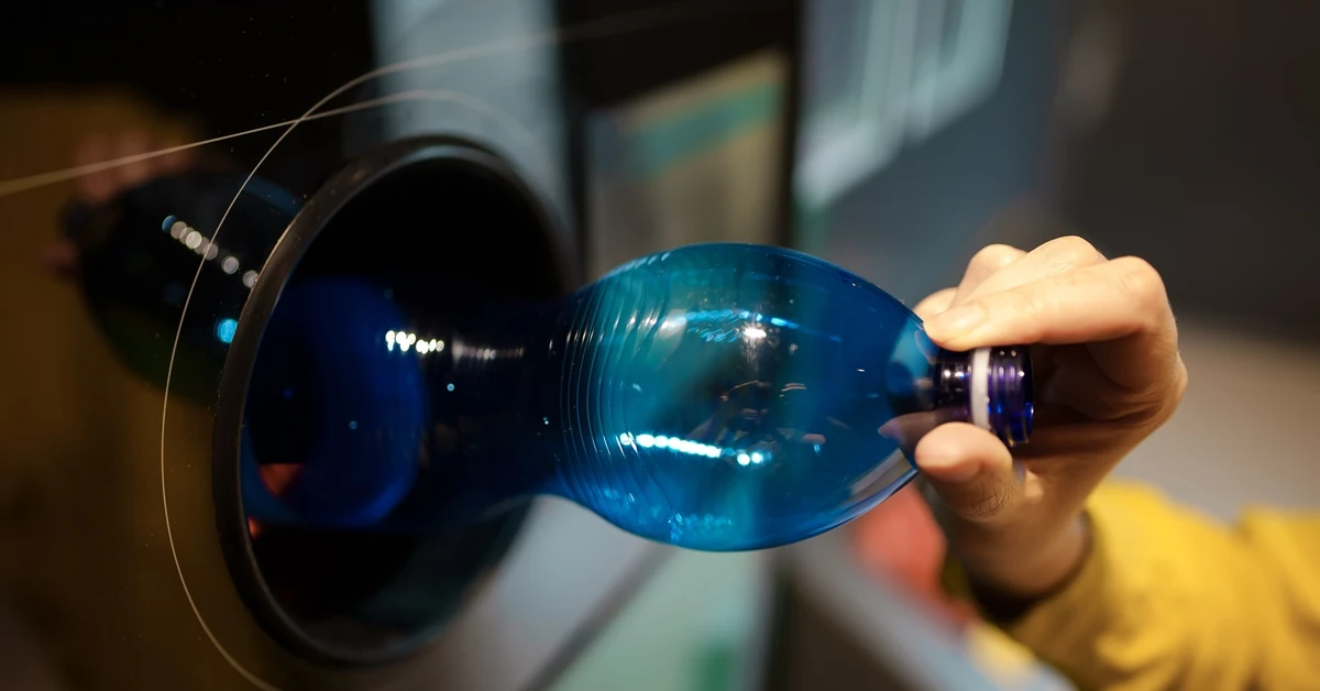 Koniec z obowiązkiem zawożenia butelek z kaucją do sklepów? Odbiorą je spod drzwi