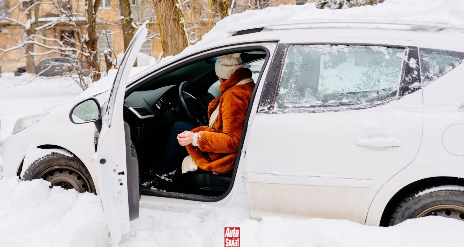 Mechanik zdradził mi, co warto zrobić przed włączeniem silnika na mrozie. Koniec problemów z zapłonem