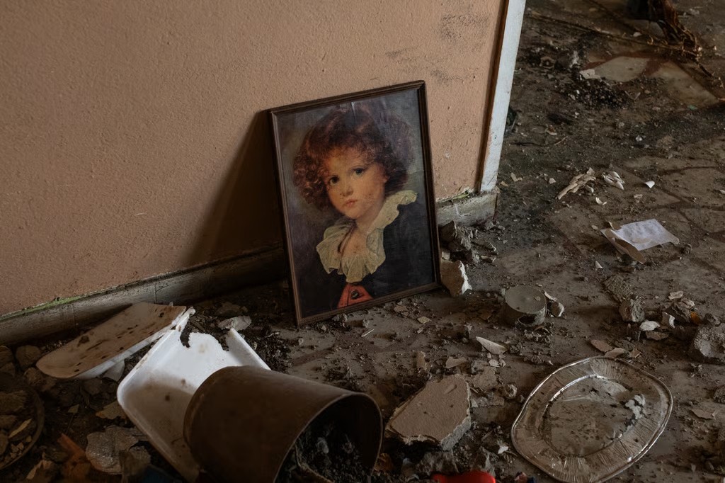 Widok wnętrza dworca kolejowego w Bor, obecnie opuszczonego po pożarze, który według niektórych mieszkańców był celowy