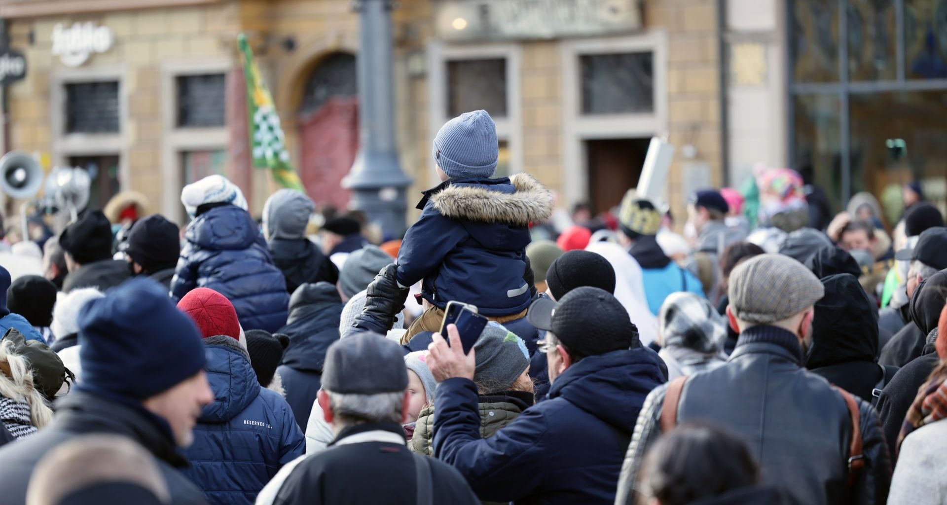 Bezbarwne szyby w kościele św. Barbary. Parafia może stracić 500 tys. złotych