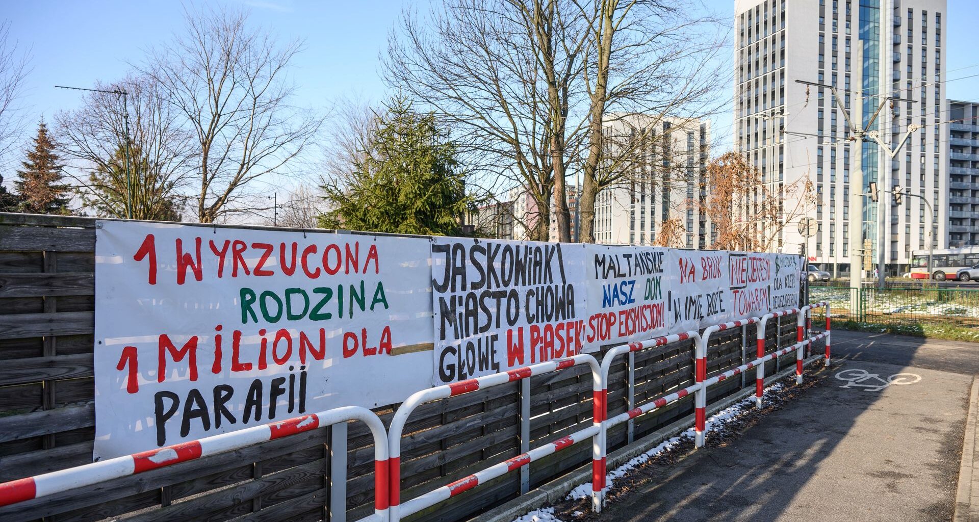 Na Bałtyku w lodzie uwięziony został jacht. Czeka na odwilż