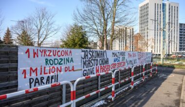 Na Bałtyku w lodzie uwięziony został jacht. Czeka na odwilż