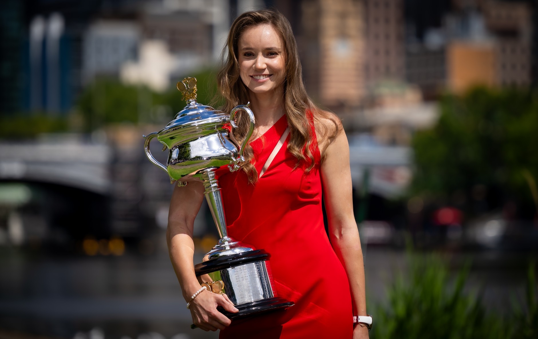 Jelena Rybakina podczas sesji zdjęciowej z trofeum za zwycięstwo w Australian Open