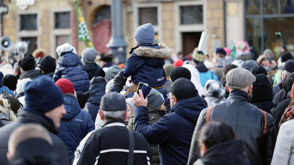 DAREK11
ludzie, zima, ubrane, spacer, miasto, dziecko, kobieta, para, czapka, na barana, ojciec, żona, zimno, protest, zgromadzenie, procesja, akcja, covid19, pandemia, virus, zarażenie, sport, zdrowie, medycyna, lud, pasterstwo, chodzenie, gród, ulica, gromada, kupowanie, wydarzenia, miejski, audiencja, duzo, koncert, muzyka, maraton