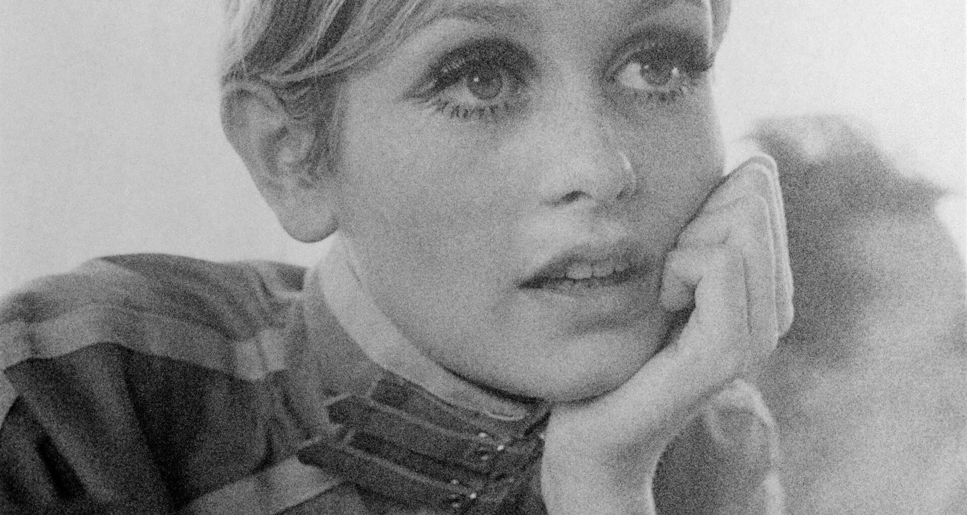 Wycięcia i "naga" talia. W takiej sukience pokazała się w Tajlandii