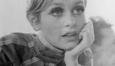 Wycięcia i "naga" talia. W takiej sukience pokazała się w Tajlandii