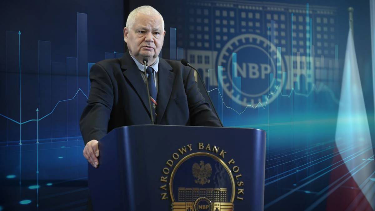 Adam Glapiński, prezes Narodowego Banku Polskiego, przemawia za m&oacute;wnicą.