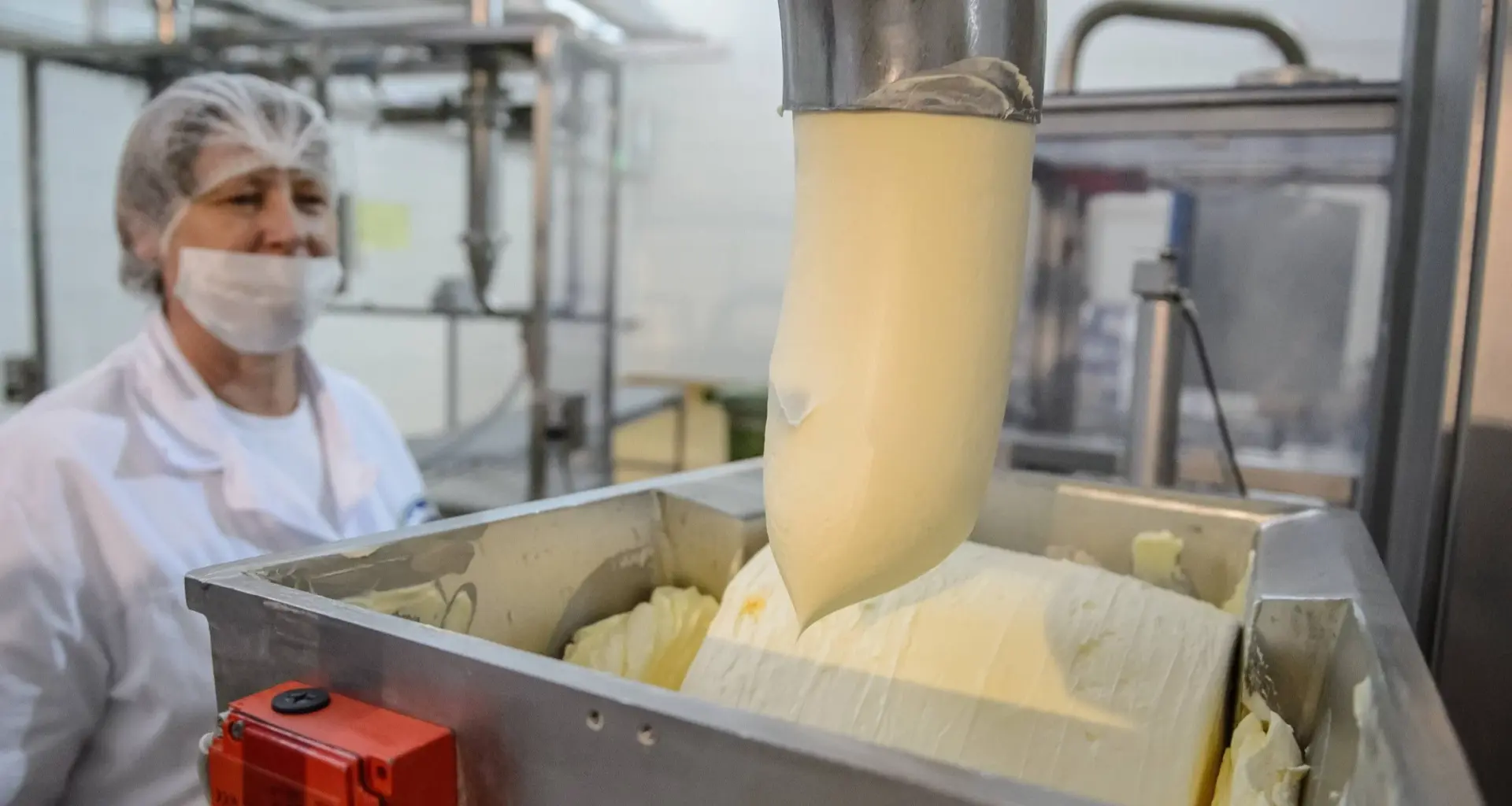 Produkcja masła w zakładzie przetworów mlecznych