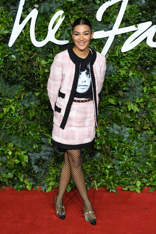 Olivia Dean na gali Fashion Awards w 2021 r.