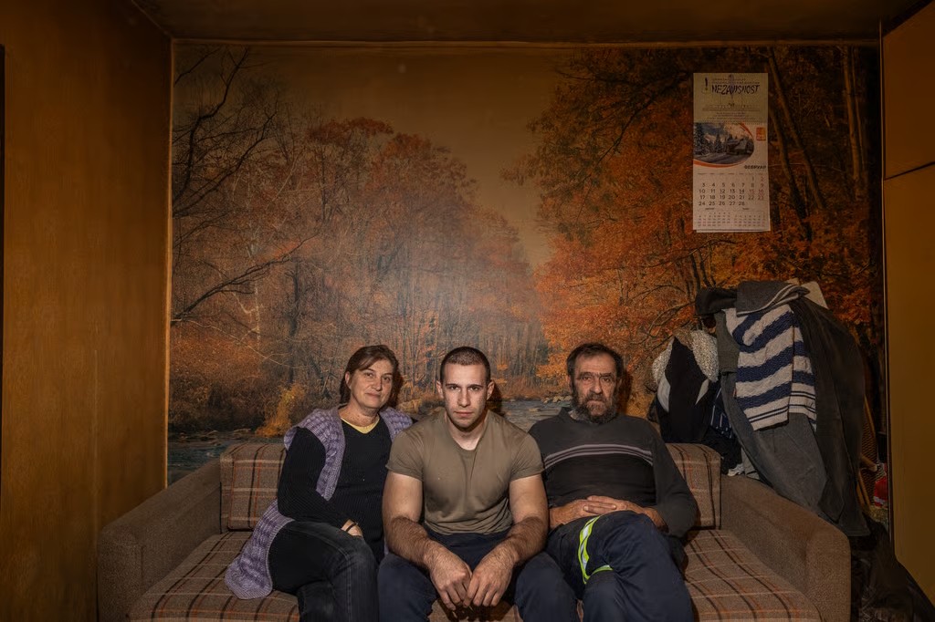 Rodzina Zivkoviców w swoim domu w Slatinie, niedaleko Bor