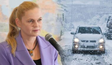 Minister edukacji Barbara Nowacka przemawia do mikrofonu, na tle zdjęcie zaśnieżonej drogi z samochodami.