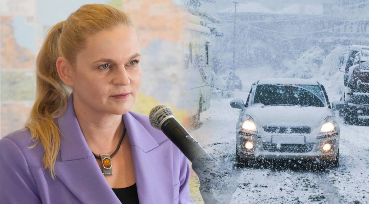 Minister edukacji Barbara Nowacka przemawia do mikrofonu, na tle zdjęcie zaśnieżonej drogi z samochodami.
