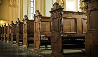Drewniane ławki w kościele