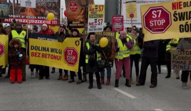 Protestujący mieszkańcy trzymają transparenty z napisami "STOP S7" i "NIE dla S7 w naszym świecie".