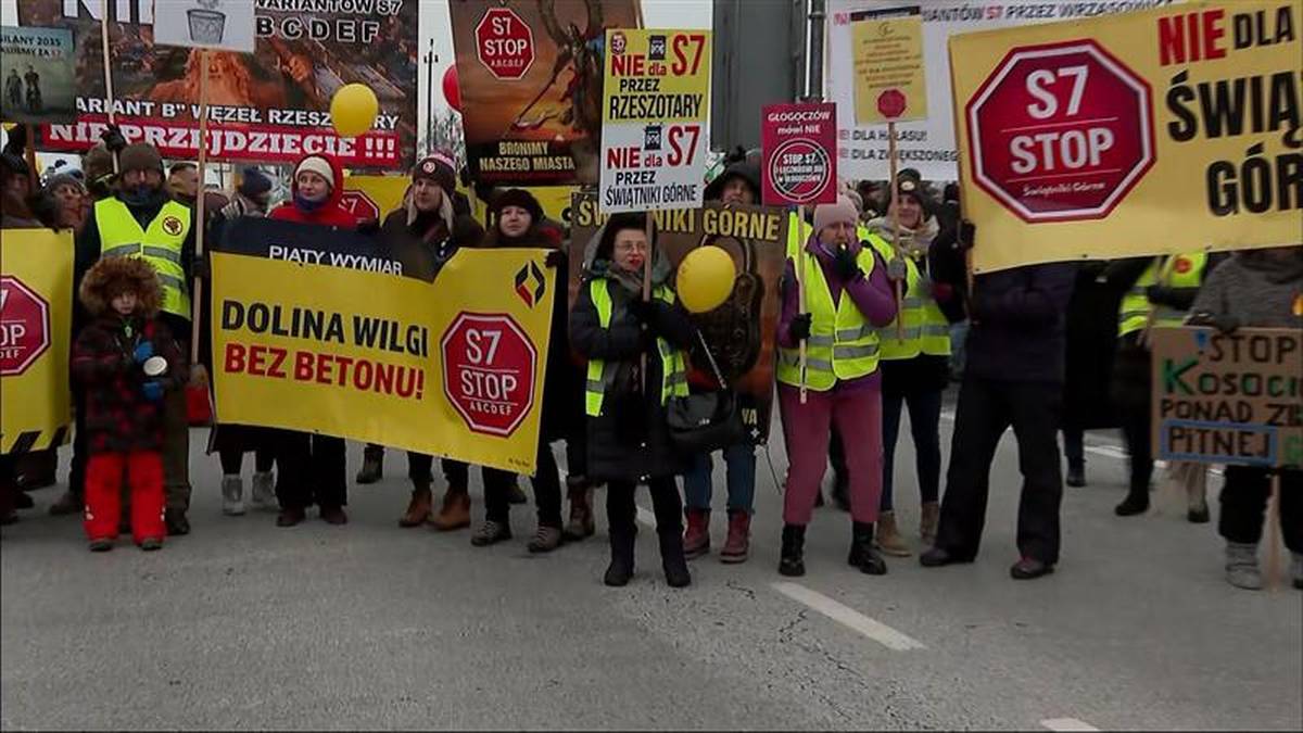 Protestujący mieszkańcy trzymają transparenty z napisami "STOP S7" i "NIE dla S7 w naszym świecie".