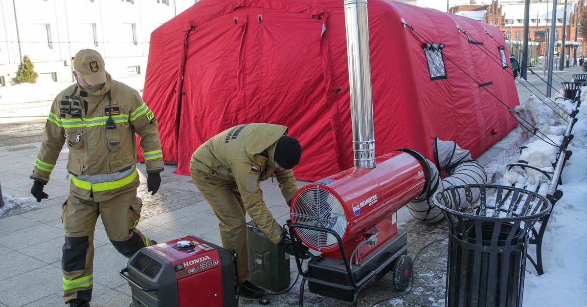 Atak mrozu. Szkoły na północy odwołują zajęcia, w miastach stają ogrzewane namioty
