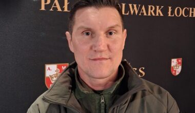 Chodzą w mundurach, ochraniają Grzegorza Brauna. "Obywatelsko zatrzymujemy migrantów"