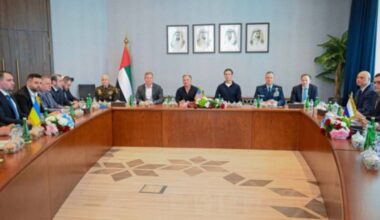 Uczestnicy negocjacji siedzą przy stole w sali konferencyjnej.