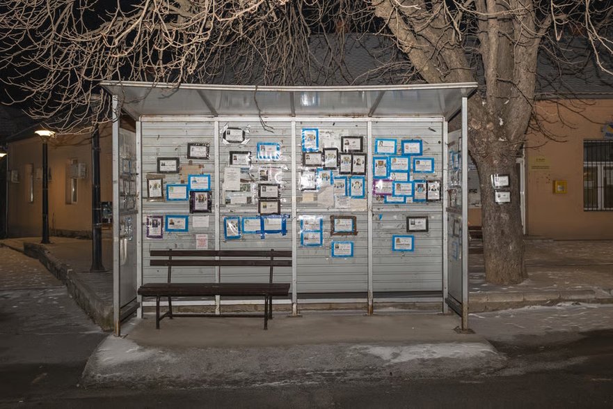 Przystanek autobusowy w Majdanpek pokryty nekrologami lokalnych mieszkańców