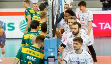 Siatkarze drużyny Warty Zawiercie w białych strojach świętują zwycięstwo, otoczeni przez zawodnik&oacute;w drużyny przeciwnej w zielono-ż&oacute;łtych strojach.