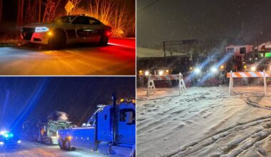 Samoch&oacute;d na ośnieżonej drodze nocą, holownik na zaśnieżonej drodze, zaśnieżony teren z barierkami drogowymi