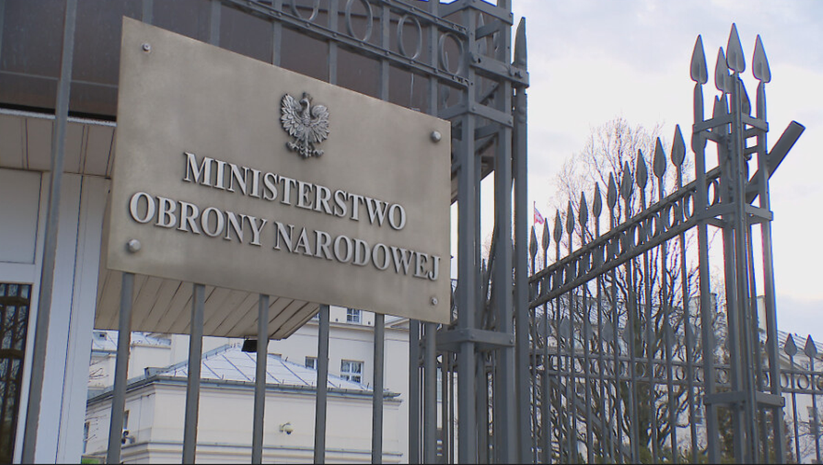 Tablica z napisem Ministerstwo Obrony Narodowej na bramie budynku