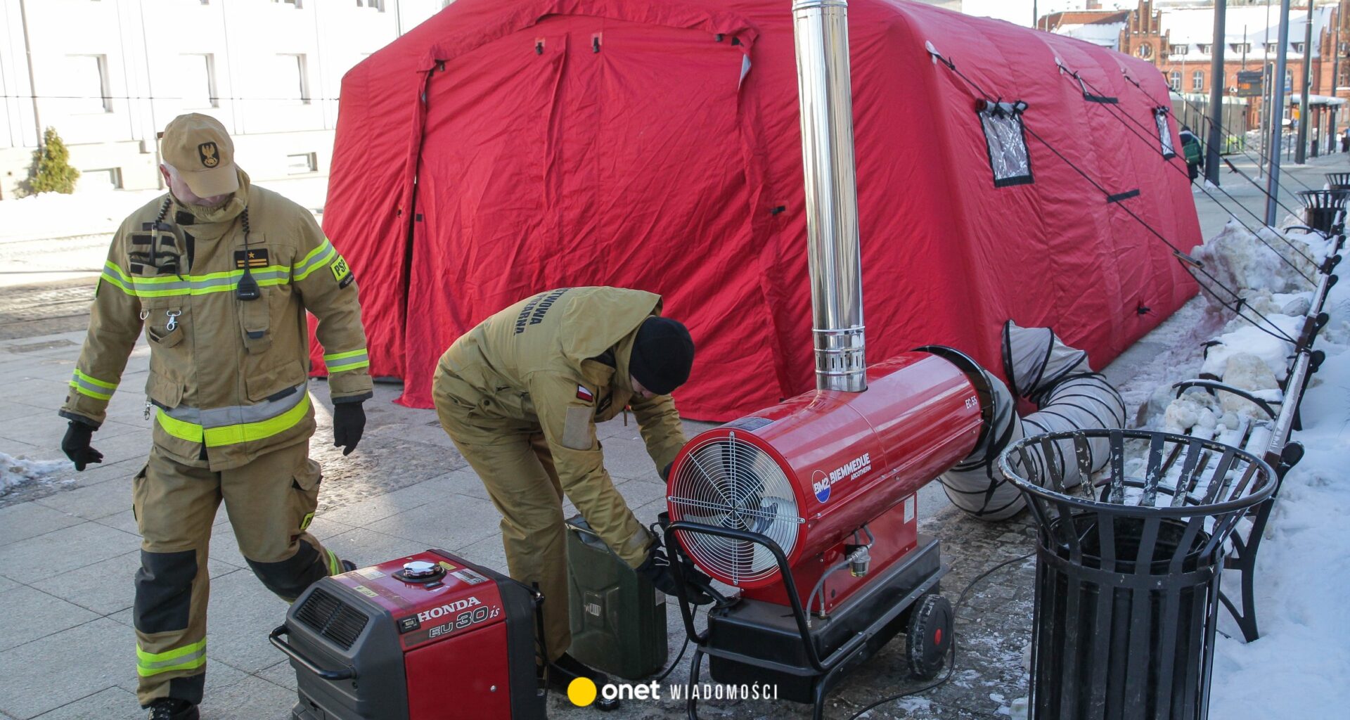 Atak mrozu. Szkoły na północy odwołują zajęcia, w miastach stają ogrzewane namioty