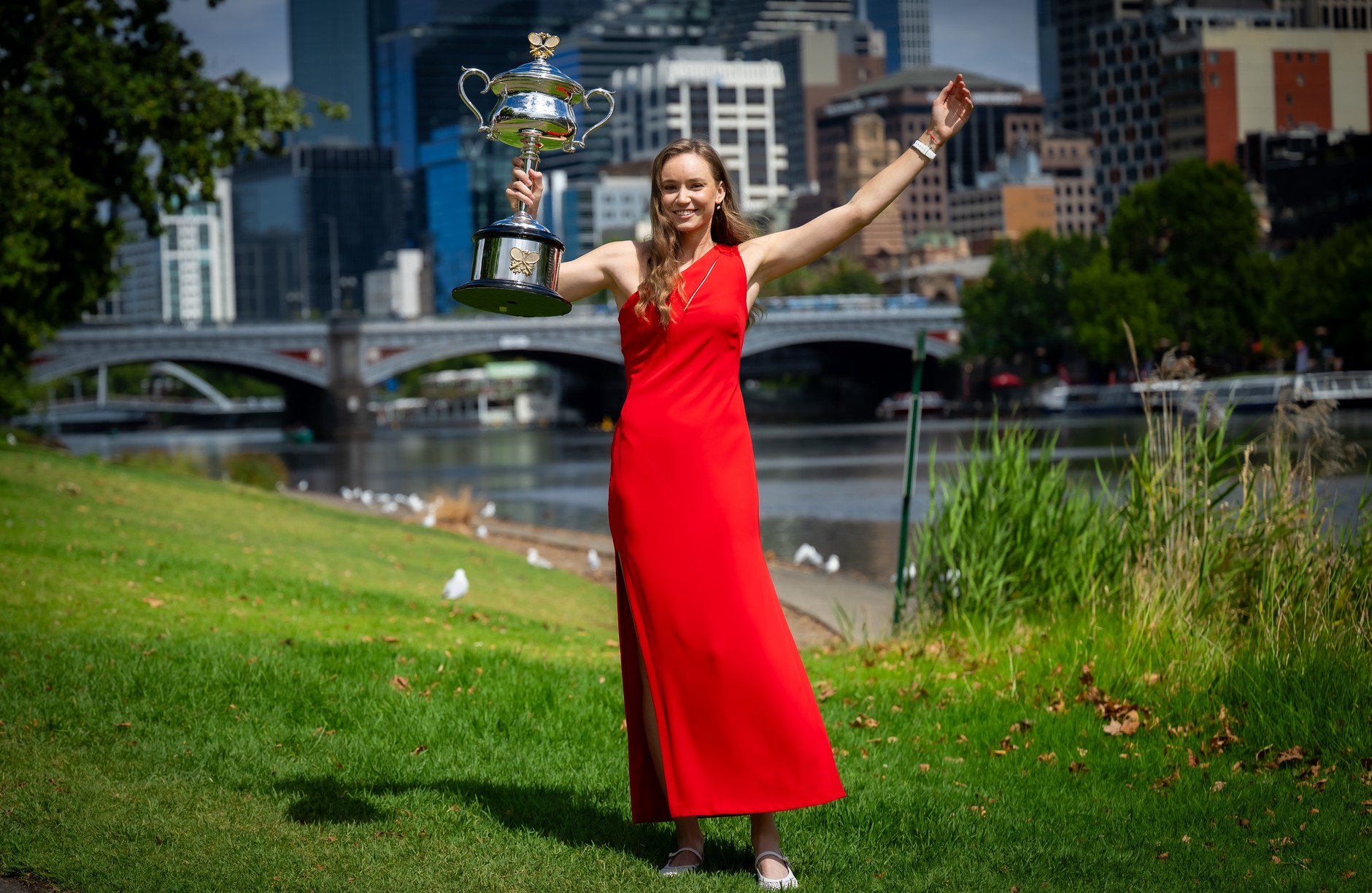 Jelena Rybakina podczas sesji zdjęciowej z trofeum za zwycięstwo w Australian Open