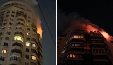 Płonący wieżowiec w nocy, widoczne płomienie i dym wydobywające się z okien.