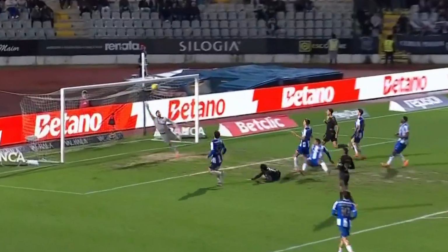 70. minuta, Porto przegrywało 1:2. Wtedy na ratunek wchodzi Pietuszewski