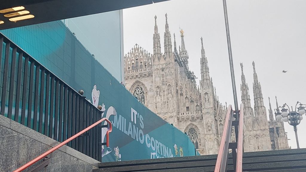 Widok na katedrę Duomo w Mediolanie z wyjścia ze stacji metra