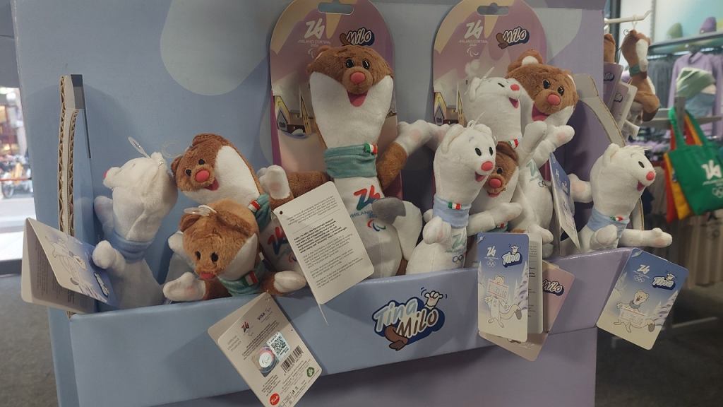 Maskotki igrzysk olimpijskich i paraolimpijskich w oficjalnym sklepie z gadżetami w Mediolanie - Milo i Tina