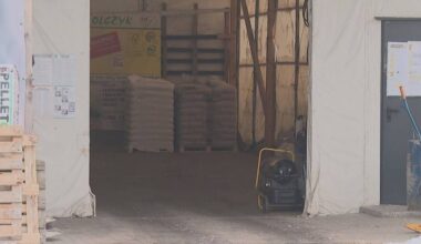 Magazyn z workami pelletu, wskazujący na niedobory paliwa opałowego.