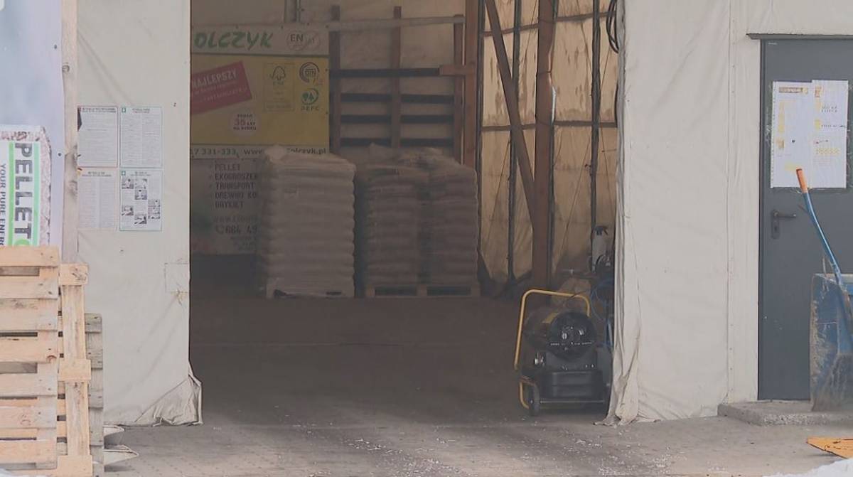 Magazyn z workami pelletu, wskazujący na niedobory paliwa opałowego.