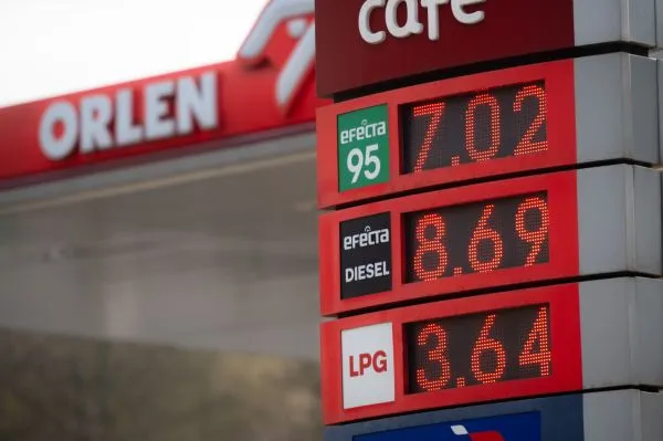 Orlen obniża marże detaliczne i podnosi ceny w hurcie
