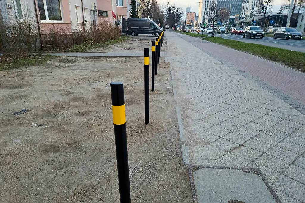 Koniec anarchii parkingowej na Strzyży. Nielegalny parking został osłupkowany