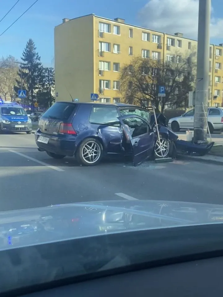 Nietrzeźwy kierowca uderzył w słup na ul. Chylońskiej