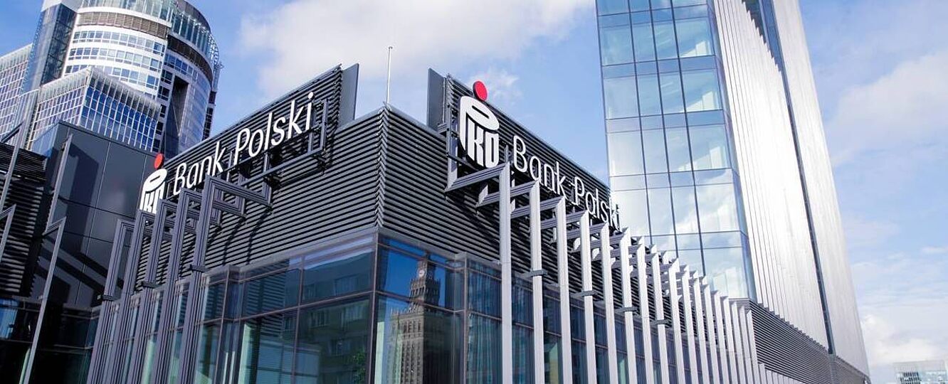 Decyzja PKO zwiastuje koniec pewnej epoki. Bank rezygnuje z umów zawieranych za pośrednictwem kuriera