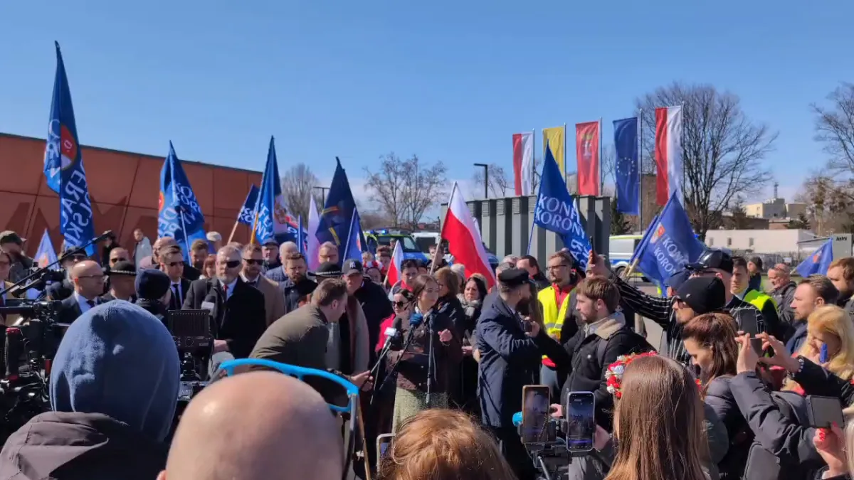 "Polska za pokojem" i Grzegorz Braun przed Muzeum II Wojny Światowej
