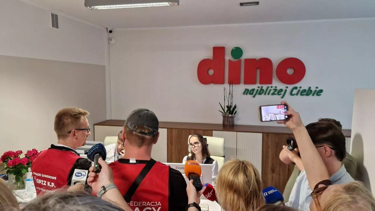 Trwa protest przed siedzibą Dino. Związkowcy przynieśli zarządowi... torbę buraków