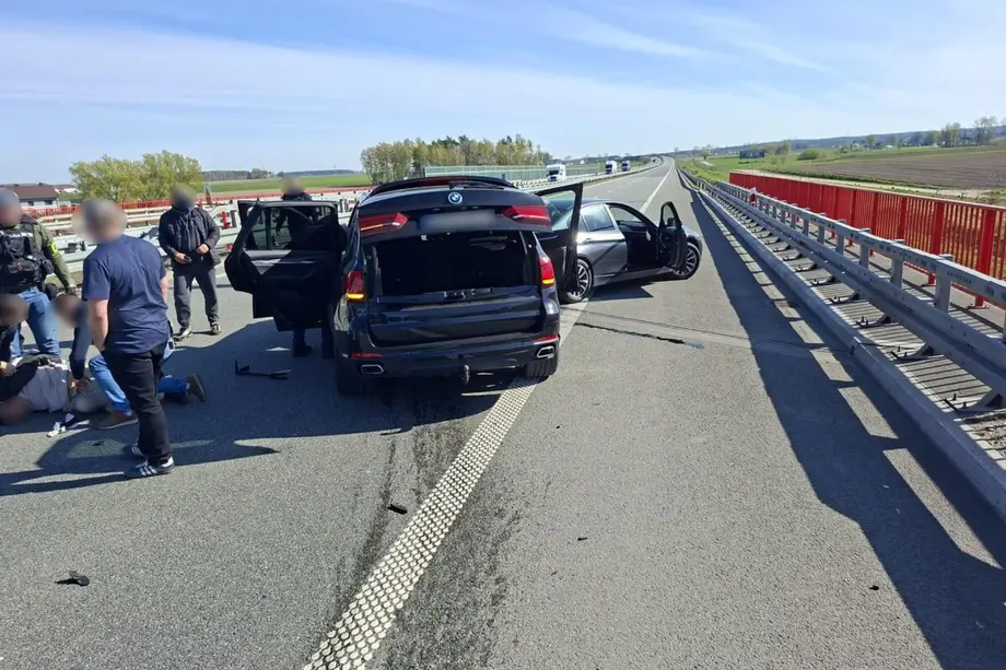 Rozbito grupę kradnącą auta w Polsce i Niemczech. Ranni policjanci, Kryminalne, Wiadomości Białystok Online Portal Miejski Białystok (Bialystok)