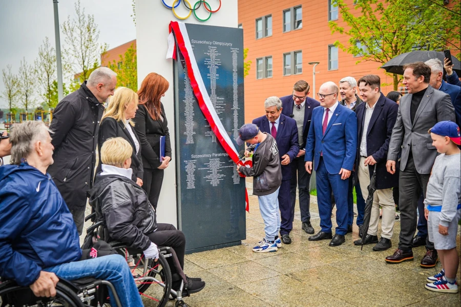 Wiadomości Szczecin - Aleja Gwiazd Sportu otwarta przy ul. Szafera. Uhonorowano olimpijczyków i paraolimpijczyków