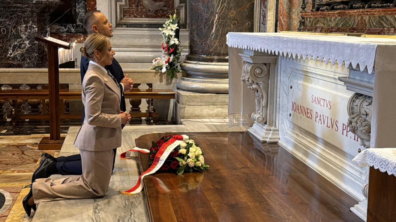 Prezydent Karol Nawrocki modlił się przy grobie Jana Pawła II