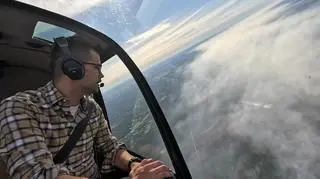 Dziennikarz TVN24 Artur Molęda relacjonuje pożar pod Warszawą z helikoptera