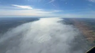 Dziennikarz TVN24 Artur Molęda relacjonuje pożar pod Warszawą z helikoptera