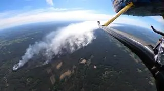 Dziennikarz TVN24 Artur Molęda relacjonuje pożar pod Warszawą z helikoptera